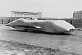 Rekordfahrten auf der Autobahn Frankfurt – Darmstadt: Rudolf Caracciola mit dem Zwölfzylinder-Fahrzeug Mercedes-Benz W 125 vor dem Flughafen in Frankfurt am Main.